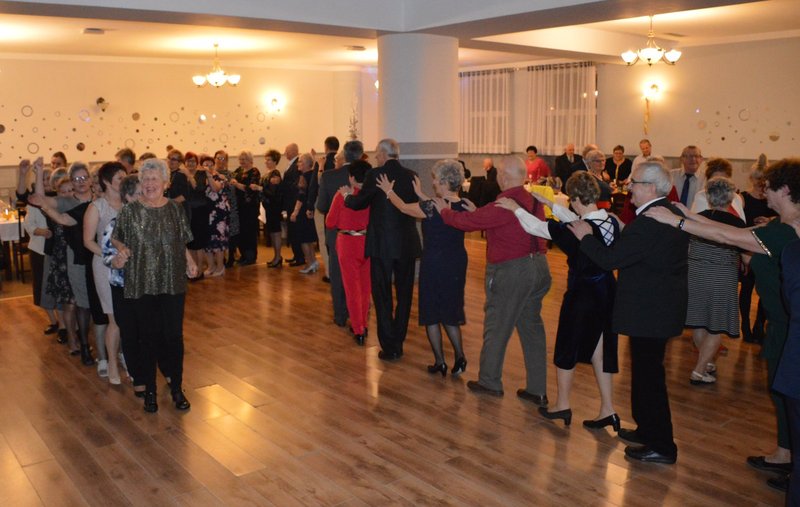 seniorzy w tańcu