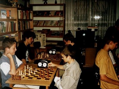 Piątkowe zajęcia Sekcji szachowej w czytelni Biblioteki Publicznej - 2004r.